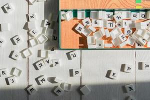 jeu de scrabble en russe. lettres éparpillées sur le terrain de jeu photo