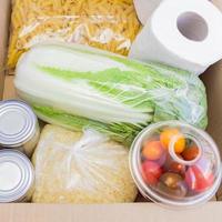 vue de dessus de la boîte de dons. approvisionnements alimentaires pour la période d'isolement de quarantaine. photo