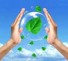 bulles contre le ciel bleu et les nuages. symbole de la protection de l'environnement. photo