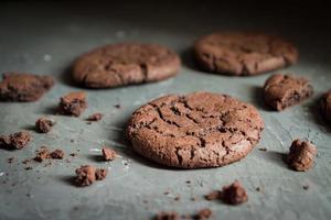 gros plan d'un biscuit au chocolat fait maison sur fond de béton gris. mise au point sélective. faible profondeur de champ photo