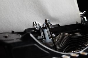 machine à écrire avec feuille de papier texturé vieilli photo