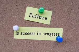 L'échec est le succès en cours mots sur stick note épinglé sur un tableau d'affichage en liège photo