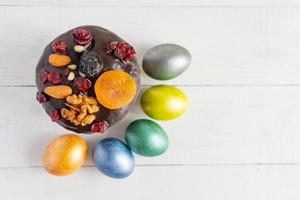 gâteau de pâques et oeufs colorés sur fond blanc. nourriture de vacances et concept de pâques photo