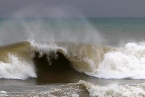 tempête sur la mer méditerranée dans le nord d'israël. photo