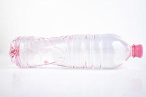 Bouteille en plastique d'eau potable isolated on white photo