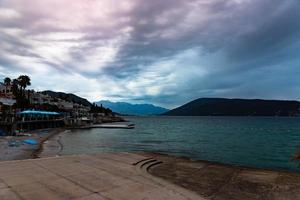 belle vue sur les montagnes de la baie de kotor par une matinée ensoleillée, monténégro. mer Adriatique. photo