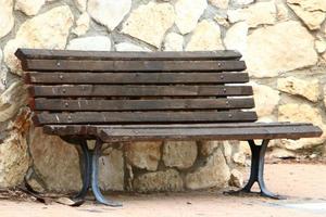 banc de repos dans le parc de la ville. photo