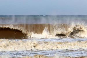 tempête sur la mer méditerranée dans le nord d'israël. photo