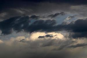 nuages dans le ciel au-dessus de la mer méditerranée. photo