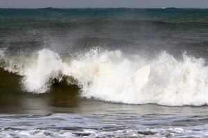 tempête sur la mer méditerranée dans le nord d'israël. photo