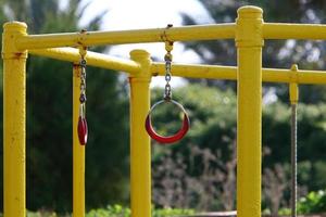 nahariya israël 10 août 2020. équipements et équipements sportifs dans un parc urbain au bord de la mer. photo