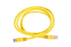 câble réseau jaune avec prise rj45 moulée isolé sur fond blanc photo