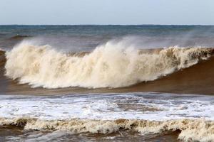 tempête sur la mer méditerranée dans le nord d'israël. photo