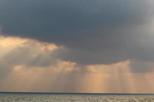 nuages dans le ciel au-dessus de la mer méditerranée. photo