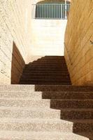 escalier dans le parc de la ville. photo