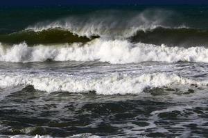 tempête sur la mer méditerranée dans le nord d'israël. photo