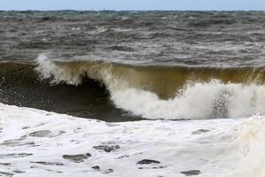 tempête sur la mer méditerranée dans le nord d'israël. photo