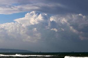 nuages dans le ciel au-dessus de la mer méditerranée. photo