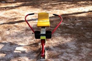 nahariya israël 10 août 2020. équipements et équipements sportifs dans un parc urbain au bord de la mer. photo