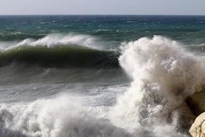 tempête sur la mer méditerranée dans le nord d'israël. photo