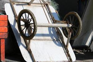 la roue est largement utilisée dans divers mécanismes et outils. photo