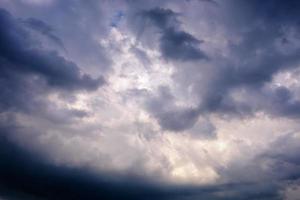 nuages d'orage sombres et dramatiques avant la pluie. photo