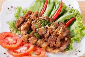 porc frit avec trempette épicée, cuisine thaïlandaise photo
