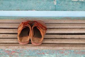 Vieux baskets enfants un fond en bois photo