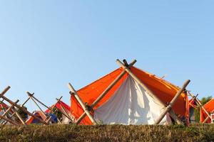 tente touristique orange pour les voyages et le camping photo
