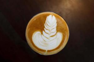 café latte art dans un café dans un filtre de couleur vintage photo