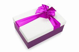 Boîte cadeau blanche avec ruban violet isolé sur fond blanc photo