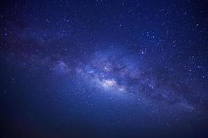 galaxie de la voie lactée clairement avec des étoiles et de la poussière spatiale dans l'univers photo