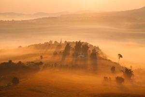 Lever du soleil matin brumeux à khao takhian ngo point de vue à khao-kho phetchabun, thaïlande photo