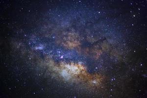 gros plan de la galaxie de la voie lactée avec des étoiles et de la poussière spatiale dans l'univers photo