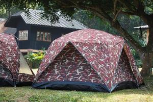 Tente dôme camping au parc national de thung salang luang phetchabun, thaïlande photo