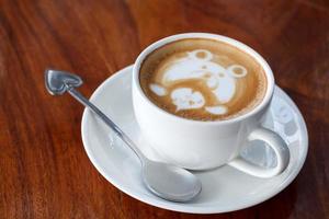 une tasse de café latte art comme un visage d'ours photo