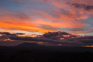 paysage matin lever du soleil au parc national de thung salang luang phetchabun, tung slang luang est une savane herbeuse en thaïlande photo