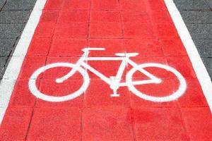piste cyclable et symbole de vélo blanc photo