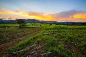 beau paysage de montagne coucher de soleil au parc national de thung salang luang phetchabun, thaïlande photo