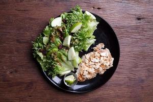 salade de poulet sur table en bois photo