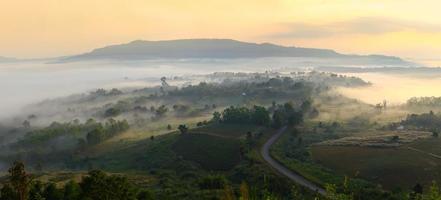 paysage panoramique. lever du soleil matinal brumeux en montagne à khao-kho phetchabun, thaïlande photo