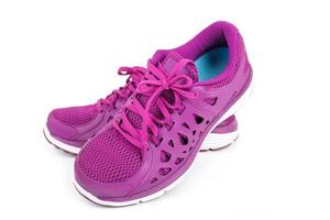 Chaussures de course sport violet isolé sur fond blanc photo