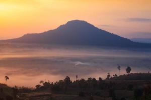 lever du soleil matin brumeux en montagne à khao-kho phetchabun, thaïlande photo