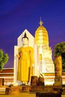 coucher de soleil paysage au temple wat phar sri rattana mahathat ou wat yai, phitsanulok en thaïlande photo