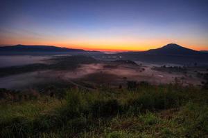 Lever du soleil matin brumeux à khao takhian ngo point de vue à khao-kho phetchabun, thaïlande photo