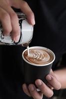 fabrication de latte art par barista photo