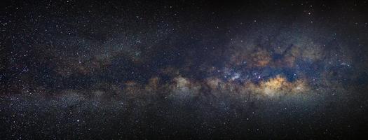 panorama de la voie lactée avec des étoiles et de la poussière spatiale dans l'univers photo