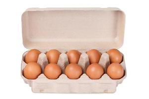 dix œufs bruns dans un emballage en carton photo