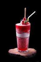 smoothie aux framboises sur fond noir photo