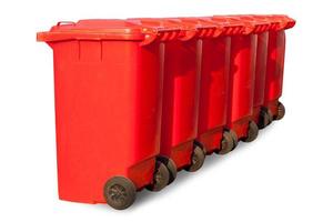 Grandes poubelles rouges sur fond blanc photo